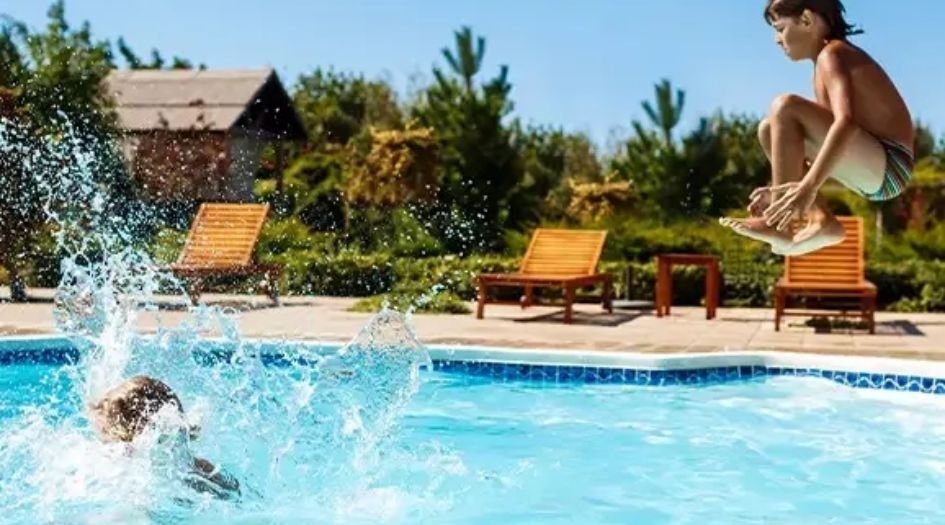 Hiranandani-Maitri-Park-Amenities-Swimming-Pool